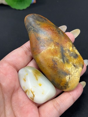H42979672 和田玉 皮色成因未定 含其他矿物成分 货品总重约117.2g
