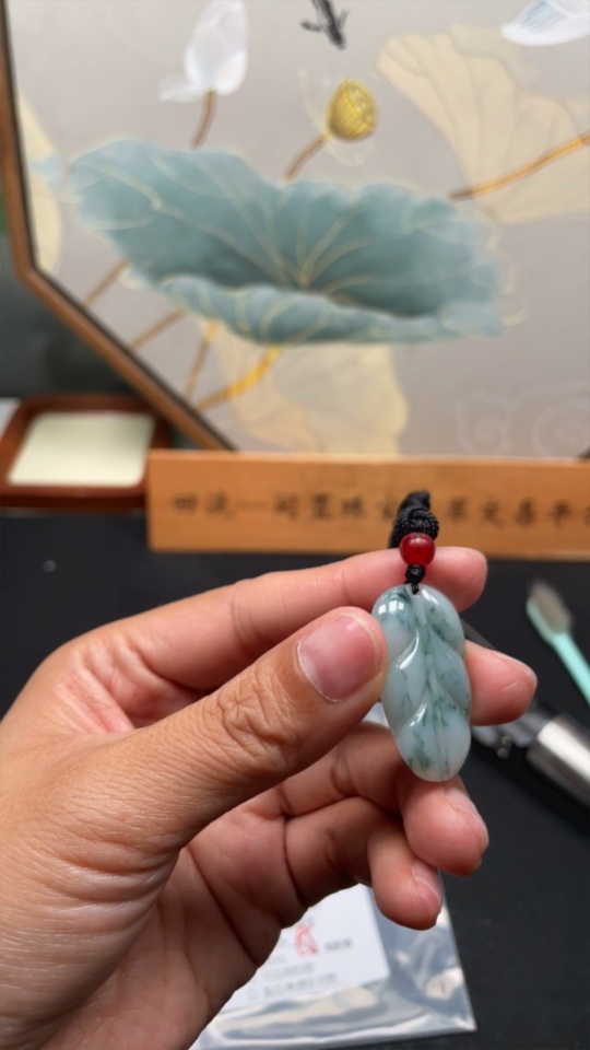 F32793971 Jadeite leaf pendant with a total product weight of approximately 6 grams (including rope weight) and non-jadeite beads