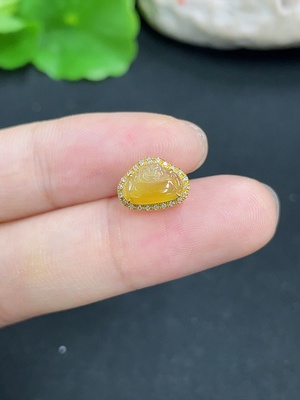 F46570983 翡翠镶嵌吊坠 18k 配镶钻石 颜色成因未定  货品总重约0.5g