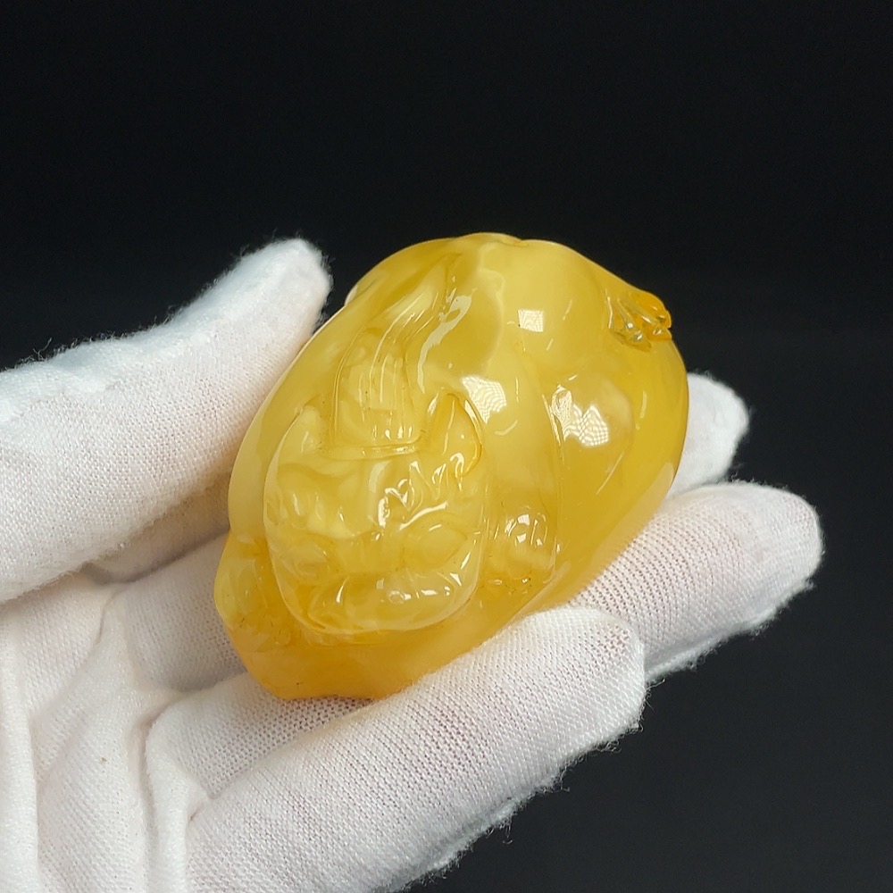 C24796921 Amber and beeswax pendant, total weight about 40.87g, with damage