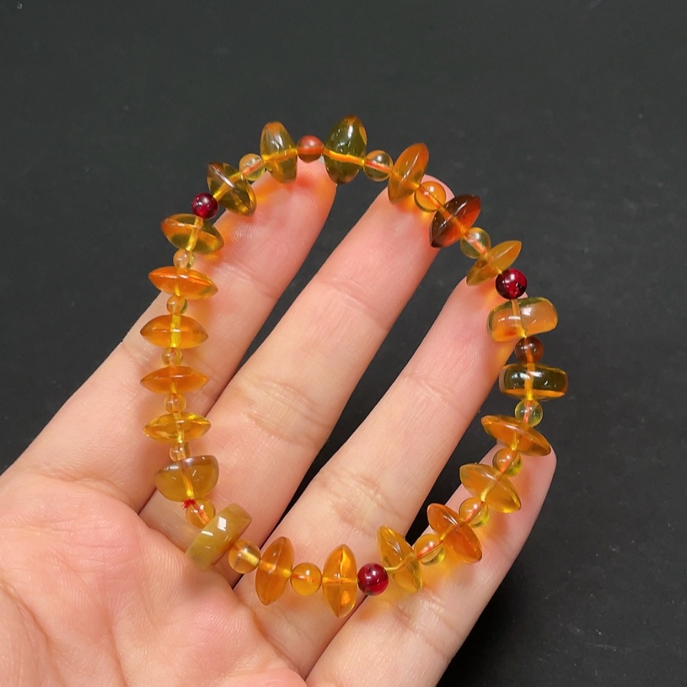C26983515 Amber and Beeswax Bracelet, Total Weight Approx. 8.26g, Size 4.9-10.9mm