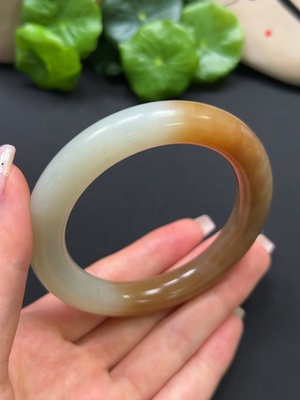 H41917385 和田玉圆条手镯 圈口56mm 总重约64.9g