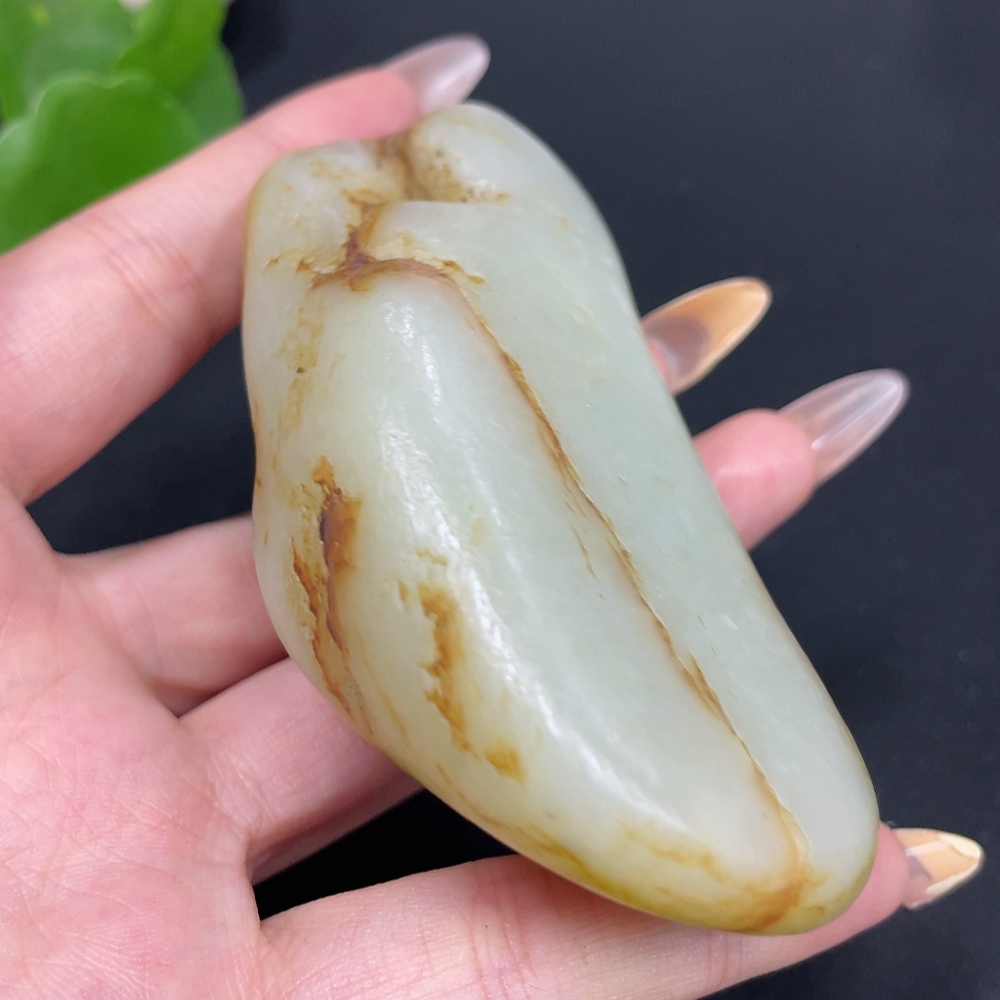 H30490644 Hetian Jade, total weight approx. 179.5g, undetermined skin color origin, contains other mineral components