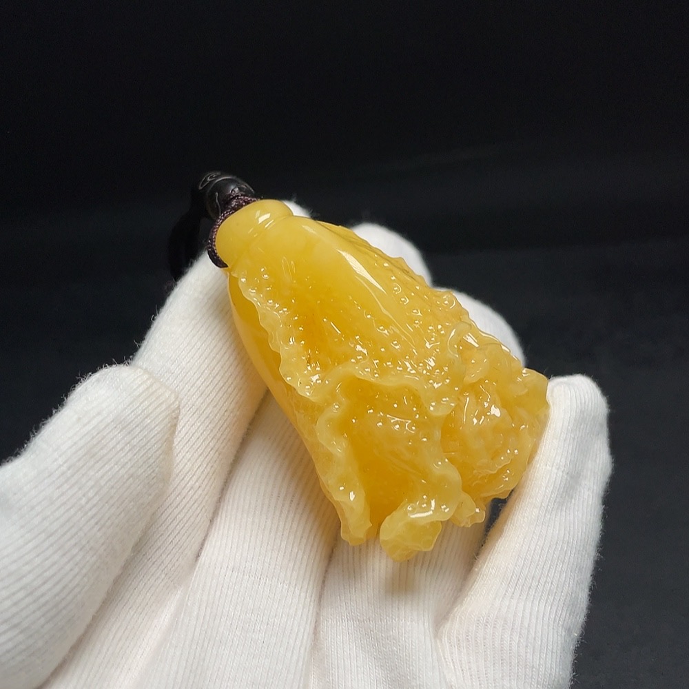 C27100059 Amber Beeswax Pendant, Product Weight Including String Approximately 25.57g, Colorless Film Coated