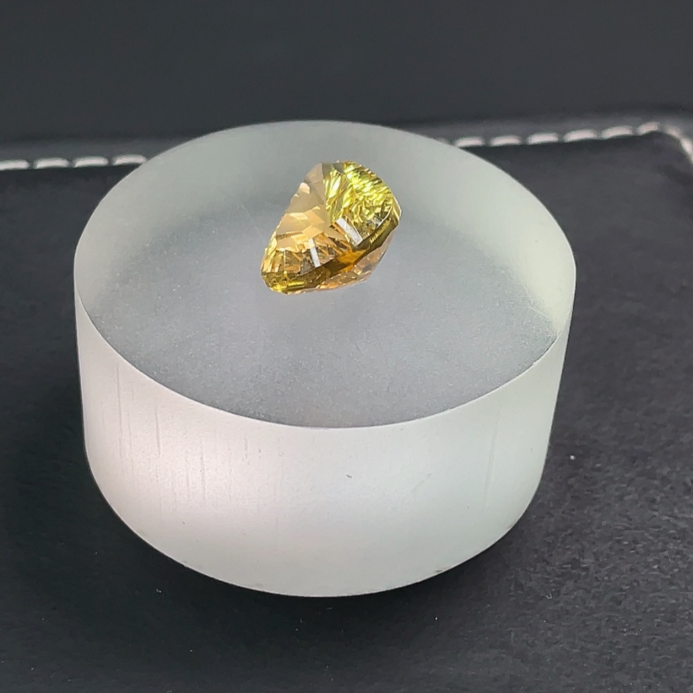 C22498444 Crystal Loose Stone Total Weight Approximately 7.955 Carats