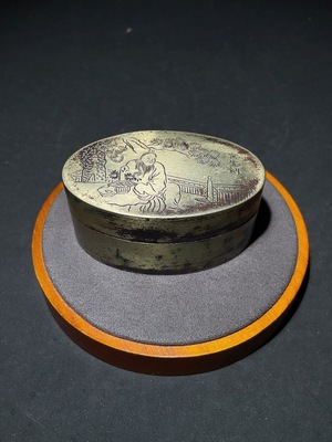 W34987510 Late Qing Dynasty and Republic of China period brass scholar's ink box with fine engraving and rich patina, miscellaneous category