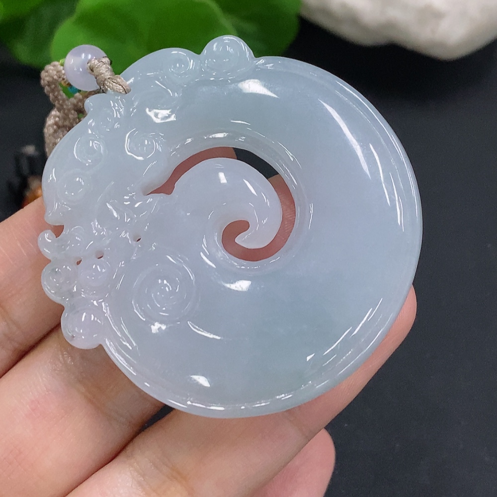 F31686127 Jadeitependant with a total weight of approximately 37.6g (accompanying beads non-A)