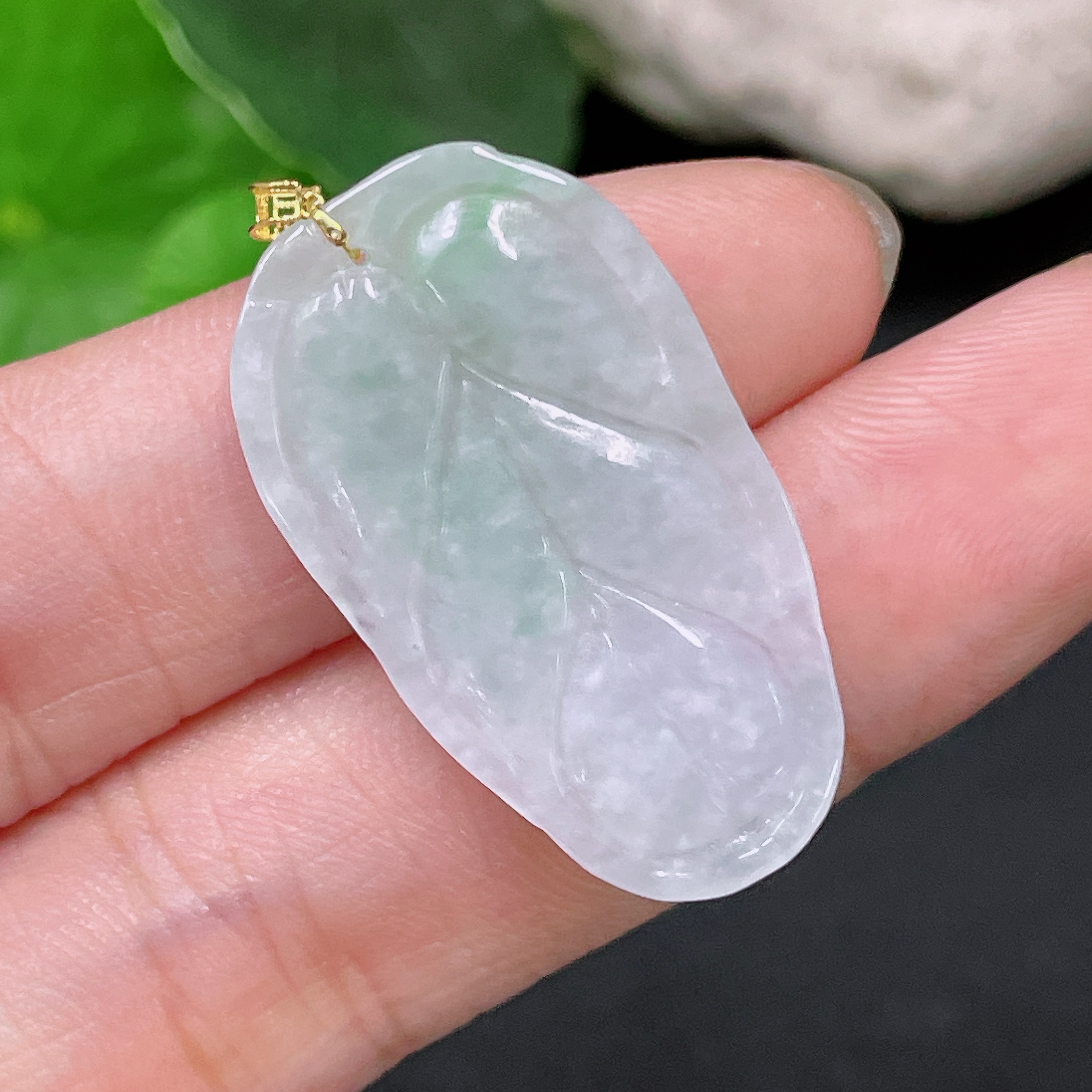F33893565 Jadeite Leaf Pendant 18K Gold Approx. 3g Total Weight