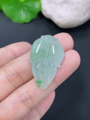 F42964357 翡翠挂件叶子 货品总约重3.77g