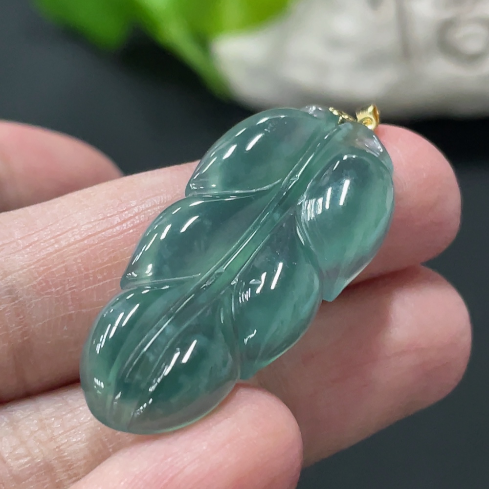 F34999359 Jadeite Leaf Pendant with 18K Gold Clasp, Total Weight Approx. 4.7g