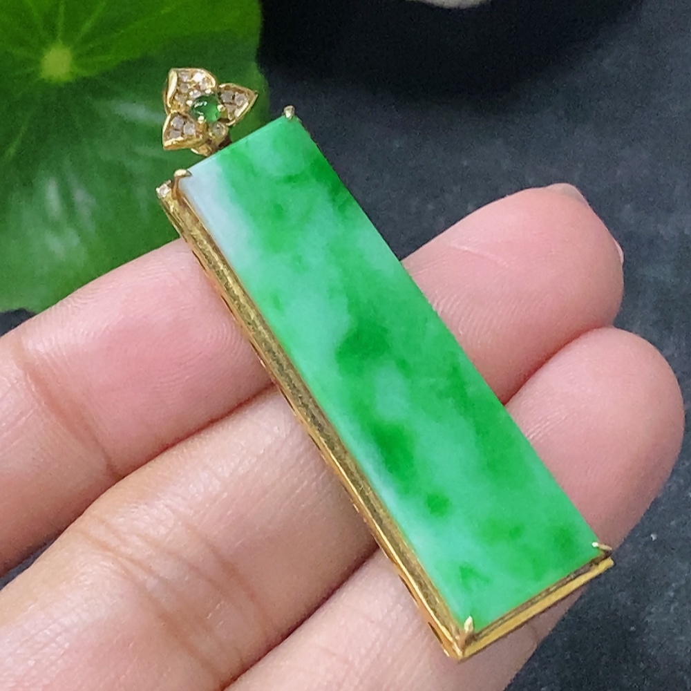 F34977061 Jadeite Plain Pendant with 18K Gold and Diamond Accents, Total Weight Approximately 4.48g