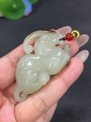 H41938599 和田玉手把件 瑞兽 货品总重约[含绳]51.3g 皮色成因未定 电子收藏证书