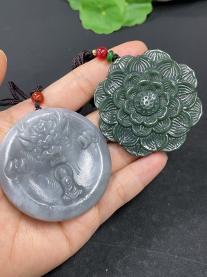 H42961104 和田玉挂件    莲花   神龙护主    货品总重约（含绳）61.7g    配珠非和田玉