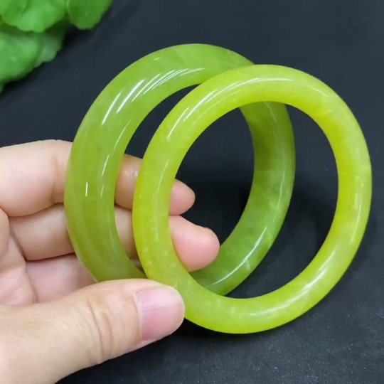 H30465697 Xiuyu (Serpentine Jade) Regular/Round Bangle