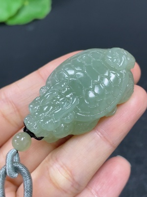 H46559731 和田玉挂件    龙龟   货品总重约（含绳）22.3g   配珠非和田玉