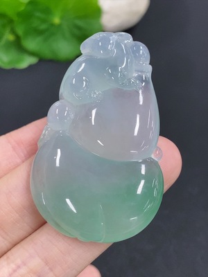 F42967020 翡翠葫芦挂件 货品总重量约22.6克