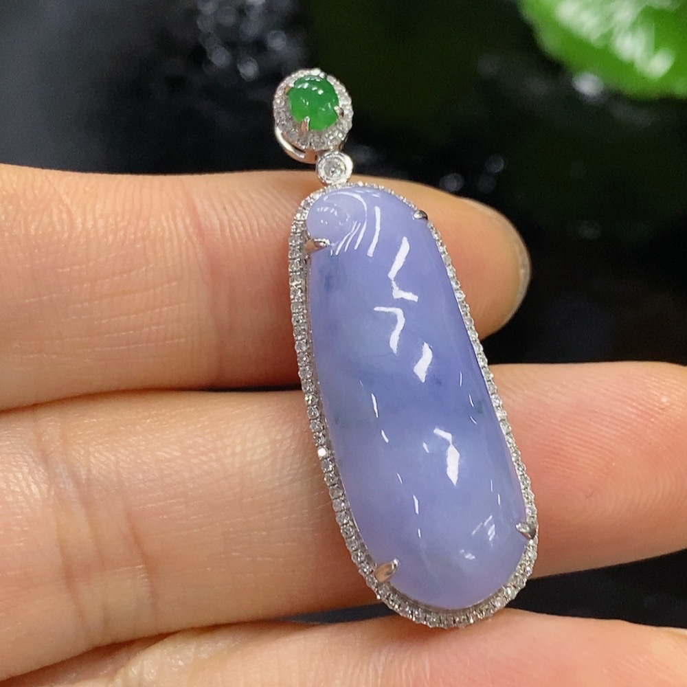 F27120788 Jadeite Bean Pendant with 18K Gold and Diamond Accents, Total Weight Approx. 5.91g