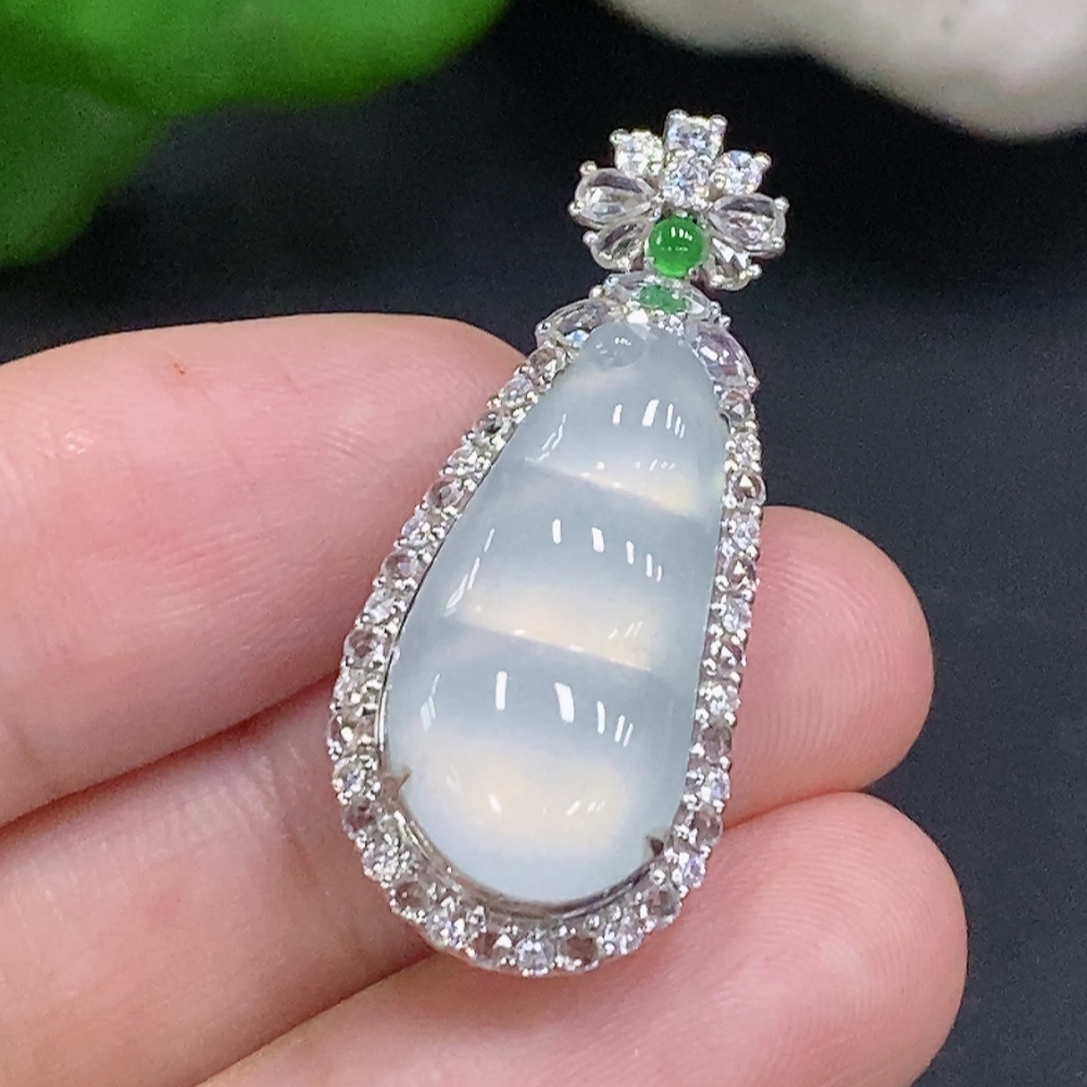 F32801621 Jadeite Lucky Bean Pendant in 18K Gold, Total Weight Approx. 4.5g (Non-Diamond)
