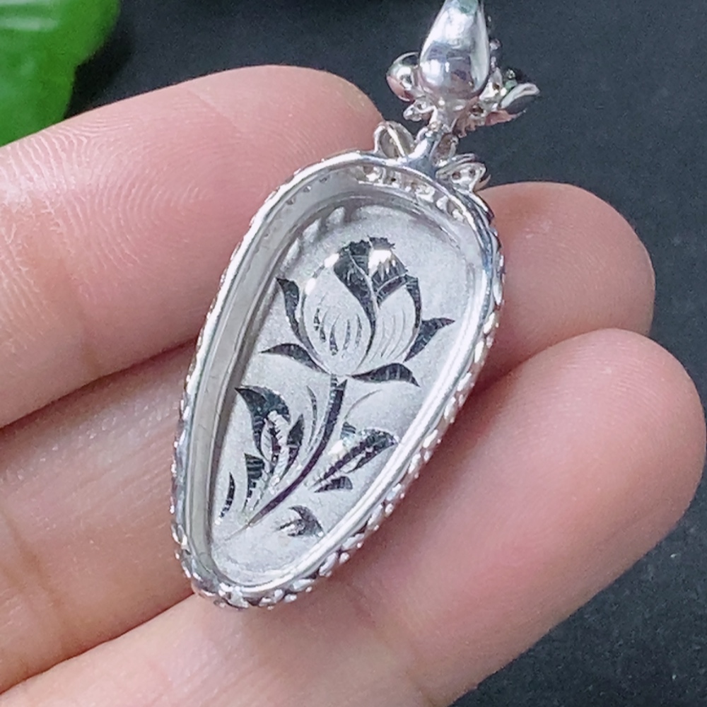 F33849922 Jadeite Inlaid Leaf Pendant 18k Set with Diamonds Total Weight Approx. 4.12g