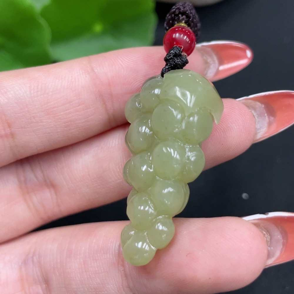 H34017003 Hetian Jade Pendant Grape
