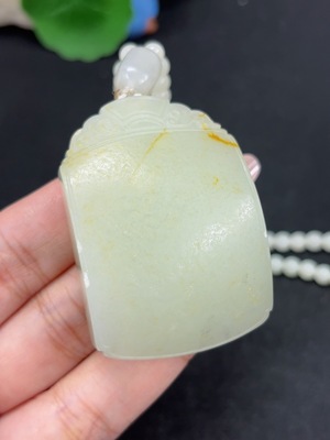 H46488207 和田玉挂件 无事牌 货品总重约【含链】87.9g 皮色成因未定