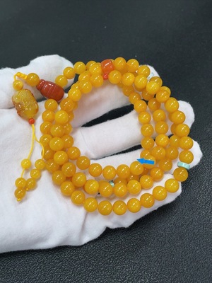 C43209648 琥珀蜜蜡珠串  非金  卡7.5mm左右  货品总重约32.85克  覆无色膜  配南红  配石考虑非天然