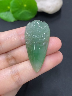 F46595538 翡翠龙牙挂件 货品总重量约10.4克