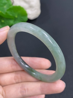 F41932694 翡翠圆条手镯 货品总重量约27.1克 圈口51.5 含其他矿物质