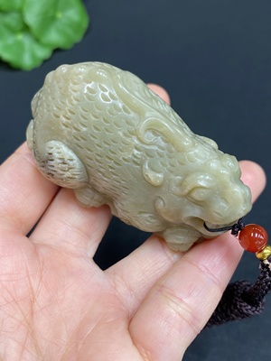 H28281557 Hetian Jade Pendant: Auspicious Beast