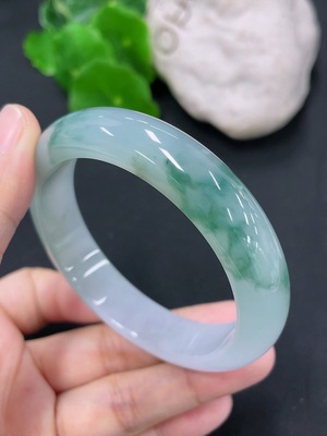 F43139028 翡翠正圈手镯 圈口52.8mm 货品总约重47.78g