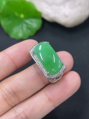 F46551920 翡翠镶嵌戒指 18k 配镶钻石 圈口19 货品总约重5.4g