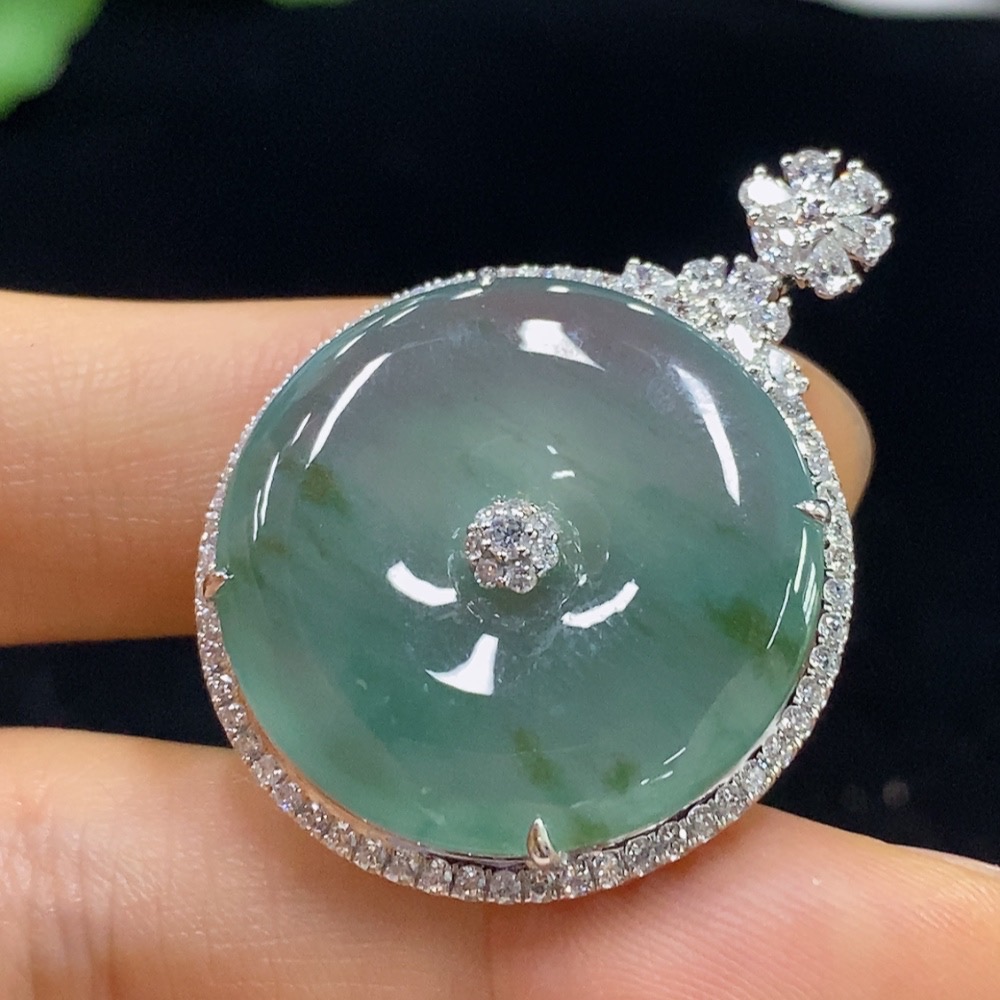 F35137157 Jadeite Peace Knot Pendant Set in 18k Gold with Diamond Accents, Total Weight Approximately 8.75g