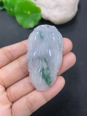 F46551367 翡翠叶子挂件 货品总重约13.58g