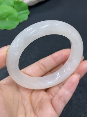 H46512960 和田玉正圈手镯    圈口55.5    货品总重约67.7g