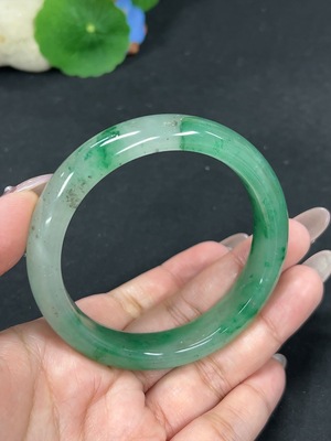 H41843703 非洲翠(独龙玉)正圈手镯 圈口58.9 货品总重约51.2g