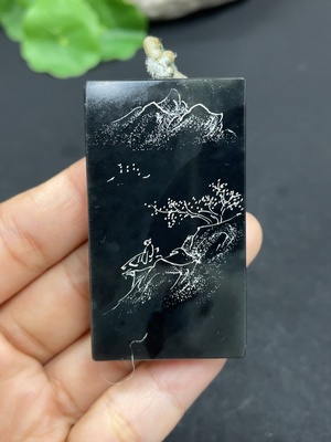 H46531857 和田玉挂件   山水牌    货品总重约（含绳）44.3g   配珠非和田玉