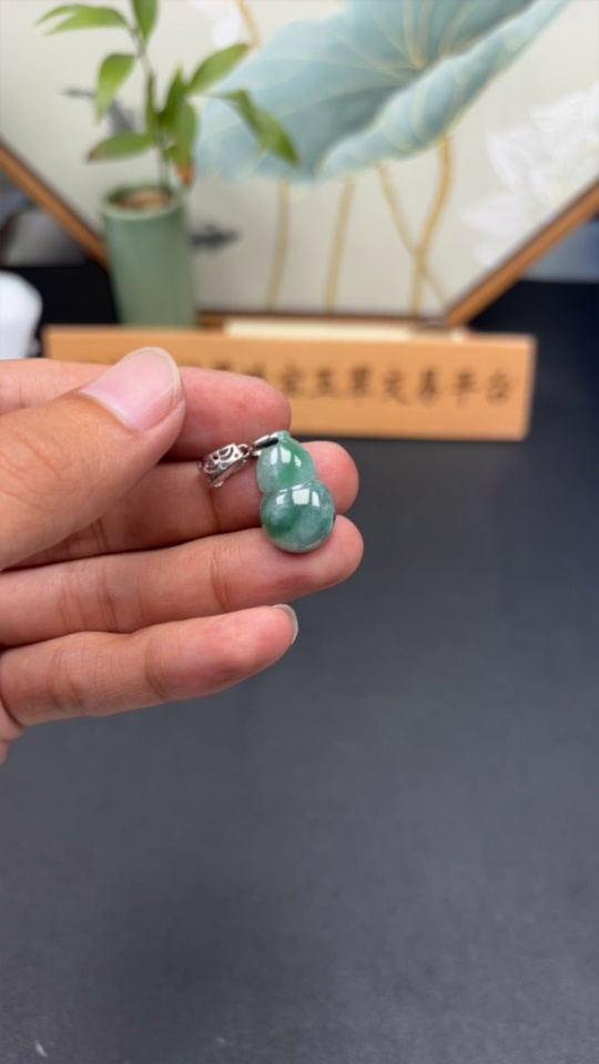 F34003362 Jadeite Gourd Pendant Non-Gold Inlaid Total Weight Approx. 2.8g