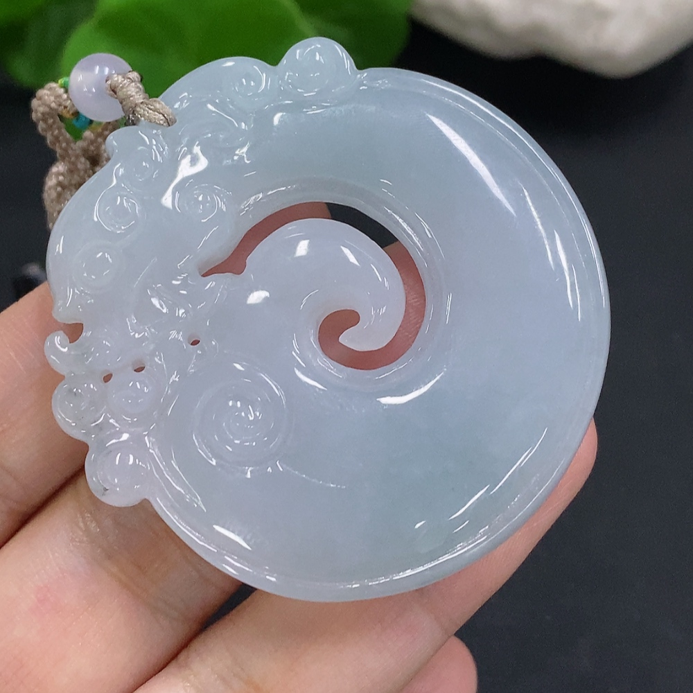 F31686127 Jadeitependant with a total weight of approximately 37.6g (accompanying beads non-A)