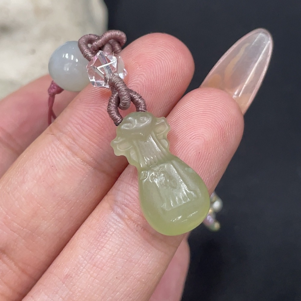 H30521265 Hetian Jade Pendant   Water Bottle   Matching Beads Not Hetian Jade   Total Weight (Including Chain) Approx. 5.3g