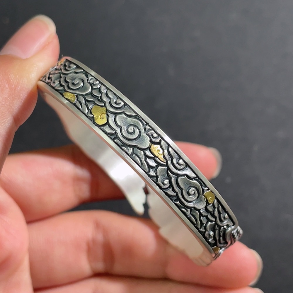 W31666169 Handmade 999 Pure Silver Inlaid with Auspicious Clouds and Crane Feathers Pattern Bracelet Weighing Approximately 71.7 Grams, Miscellaneous