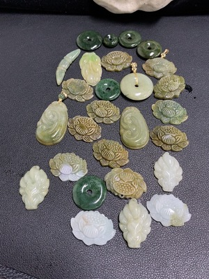 F46518158 翡翠挂件 一手走  20+ 非金 货品总重约158.33克（含袋重）有毛货