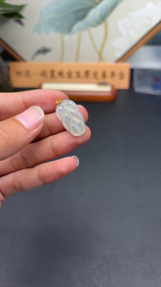 F35094616 Jadeite Leaf Pendant 18k Total Weight Approx. 2.48g