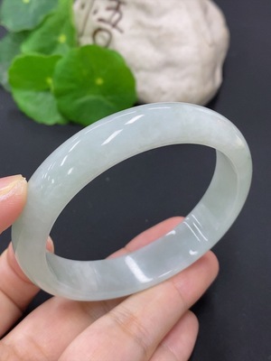 F46556931 翡翠正圈手镯 货品总重量约49.6克 圈口57