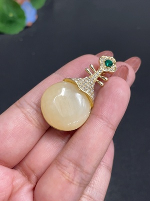 H34010733 Hetian Jade Inlaid Brooch