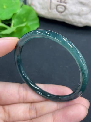 F46564059 翡翠圆条手镯  货品总重约14.5g  圈口51.4