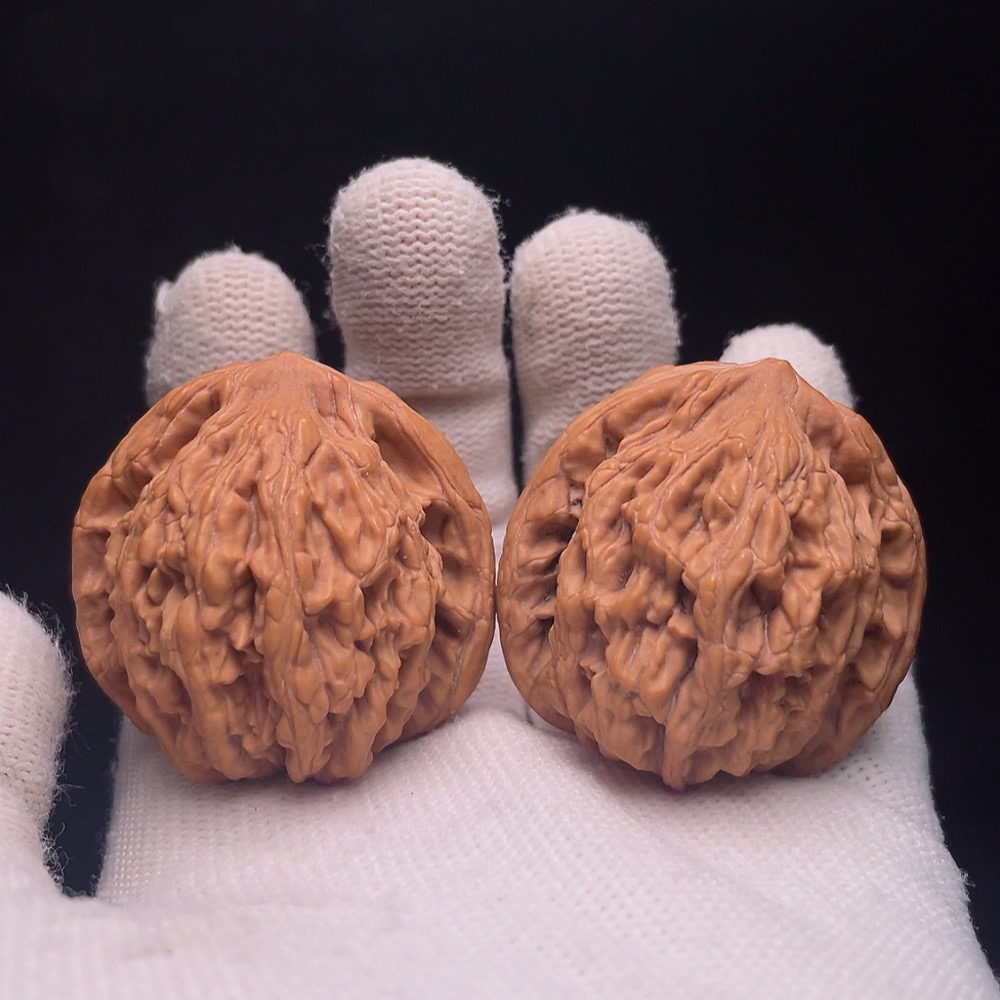 W33843108 Walnut Total weight about 37.8g Size about 38.9mm