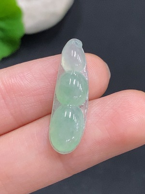 F32808308 Jadeite Lucky Bean Pendant