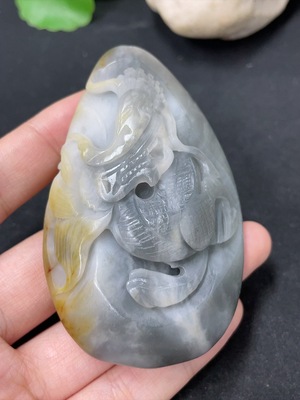 H42956594 和田玉手把件  龙行天下 皮色成因未定 含其他矿物成分    货品总重约114.2g