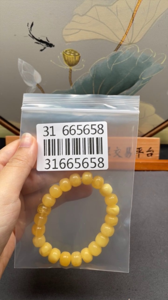 C31665658 Amber and Beeswax Bracelet, Total Weight Approximately 16.04g, Bead Size About 10.9mm
