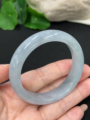 F43133379 翡翠正圈手镯  51.3圈口 货品总重约50克